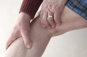 Tại sao sau khi thay khớp nhân tạo chân vẫn đau? Có phương pháp điều trị nào?