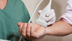 Người bị đau cổ tay có siêu âm kiểm tra được không?