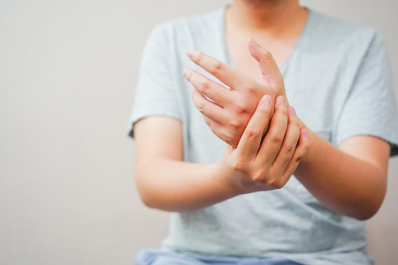 Tê 2 bàn tay và chân là biểu hiện của bệnh gì và điều trị thế nào?