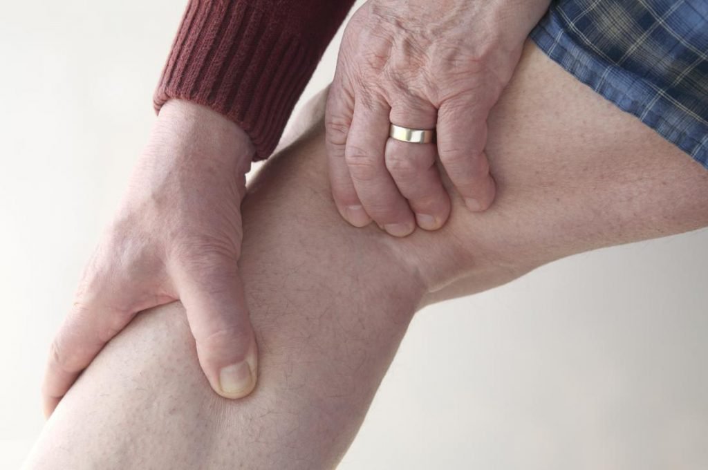 Nổi hạch sau gối và lấn xuống bắp chân gây đau là bị làm sao và nên điều trị thế nào?