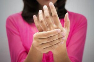 Cầm vào đồ lạnh ngón tay bị ngứa ran là dấu hiệu bệnh gì?