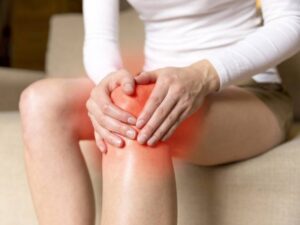 Sau điều trị nhiễm trùng khớp gối chân bị đau không đi lại được nên làm gì?