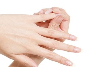 Triệu chứng teo các ngón tay là dấu hiệu của bệnh lý gì? Điều trị thế nào?