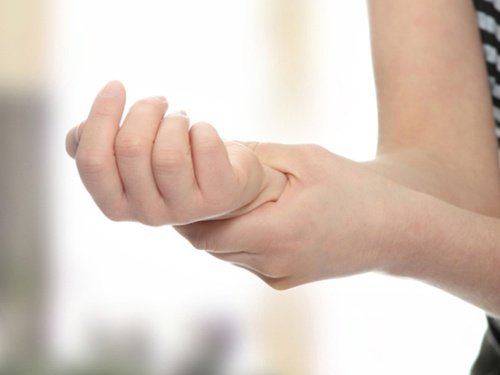Vết rạn xương quay cổ tay có cal nhưng bị lệch có cần điều trị không?