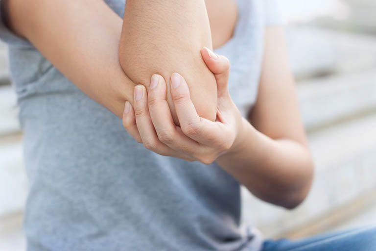Nên làm gì khi trẻ bị cứng khớp sau điều trị rạn xương khuỷu tay?