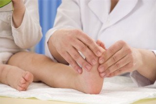 Trẻ 2 tuổi chân bị trẹo ra ngoài nên điều trị thế nào?