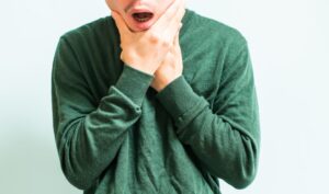 Đau hàm khi há miệng và nghe thấy tiếng kêu trong miệng sau khi bị tai nạn là vì sao?