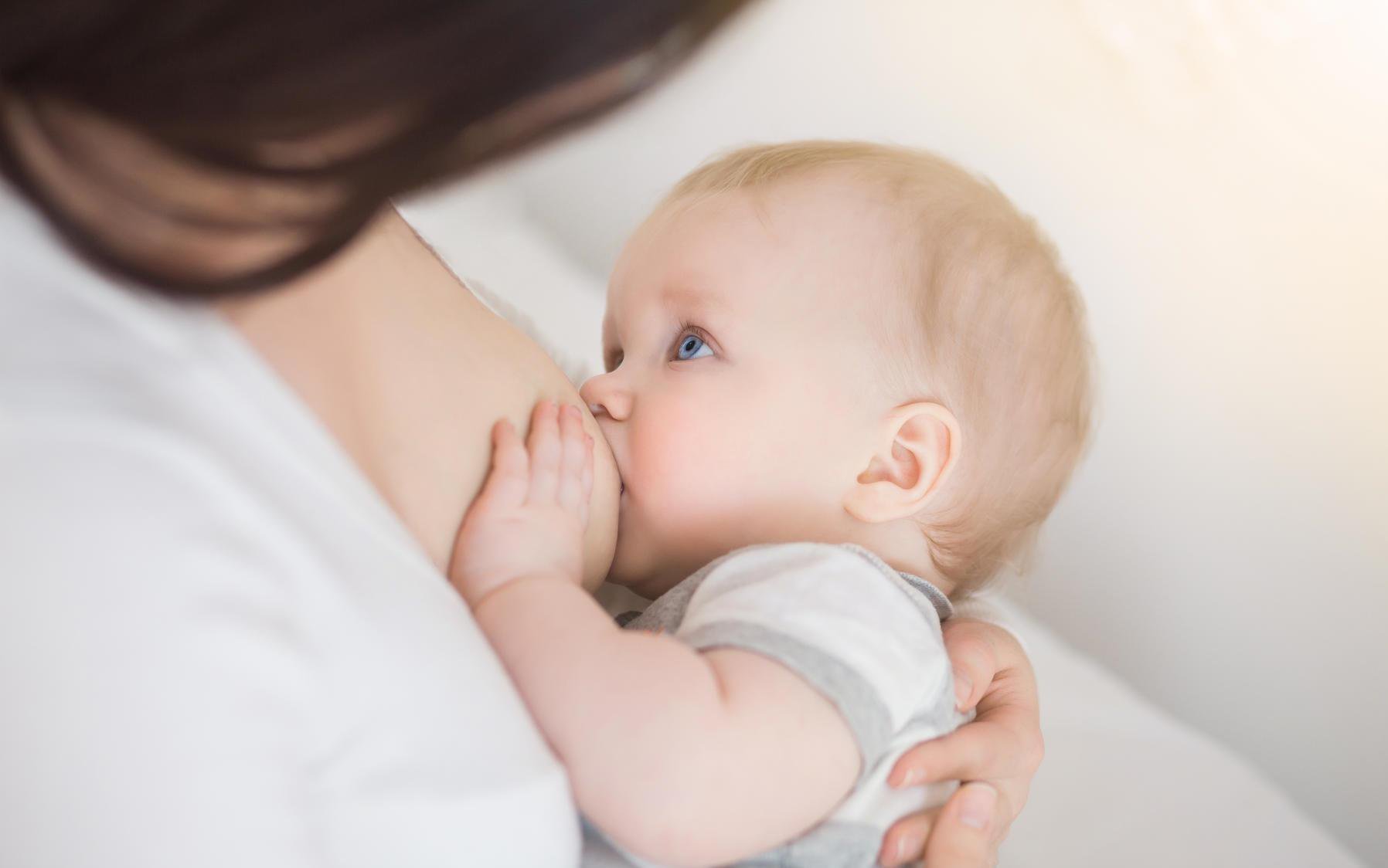 Hướng dẫn cách nuôi dưỡng trẻ đang bú mẹ (0 – 2 năm tuổi)